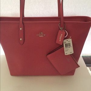 🆕Coach Strawberry City Zip Tote PRICE FIRM