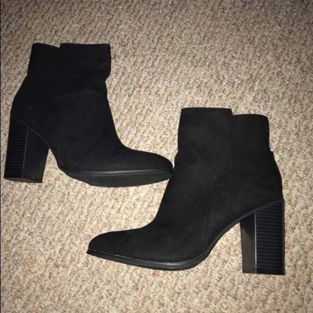 Size 9 women's suede boots