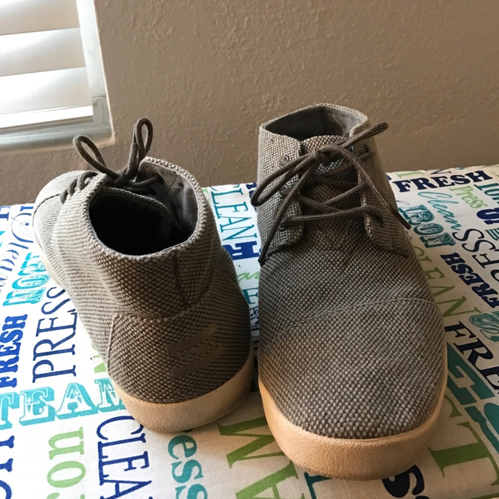 Toms casual mid top shoes. Size 10.5