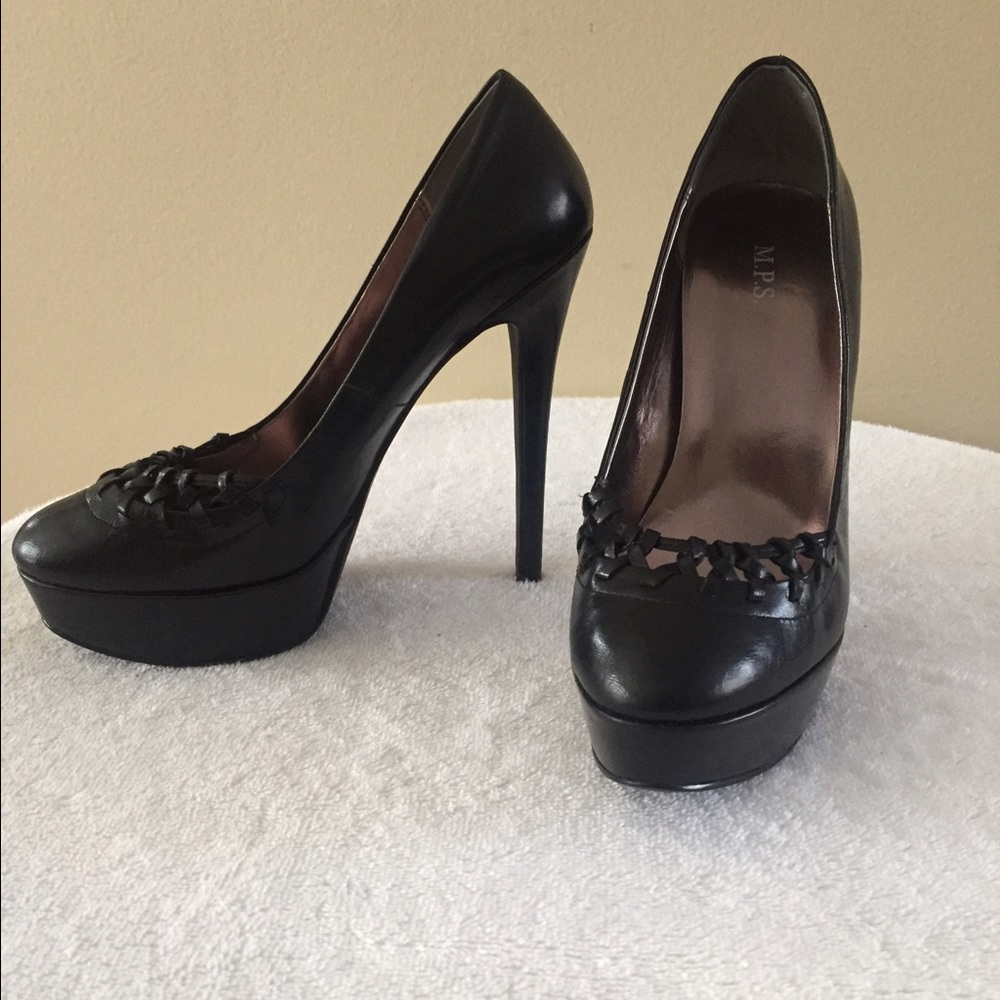 NO MORE DISCOUNTS!! Super nice black high heels