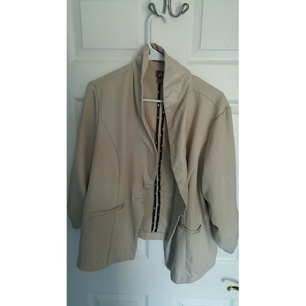 Women's  3/4 sleeve blazer.