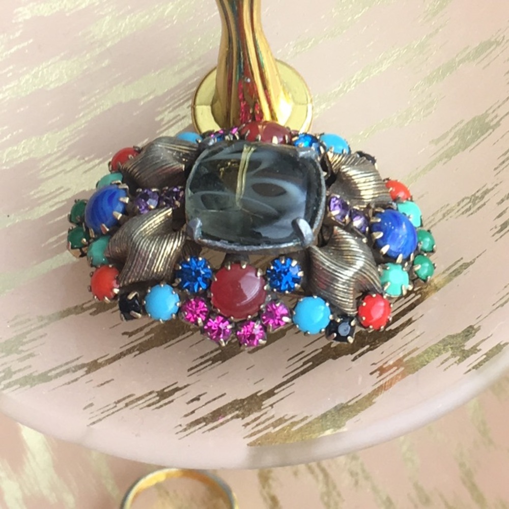 Beautiful Antique Brooch with gems and brass/gold