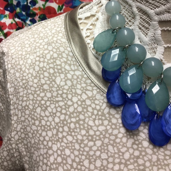 Essential Tee - Picture 2 of 3