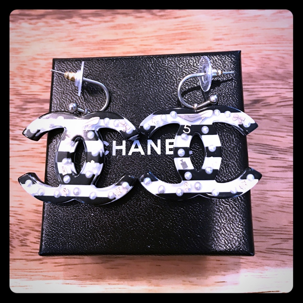 CHANEL CC earrings