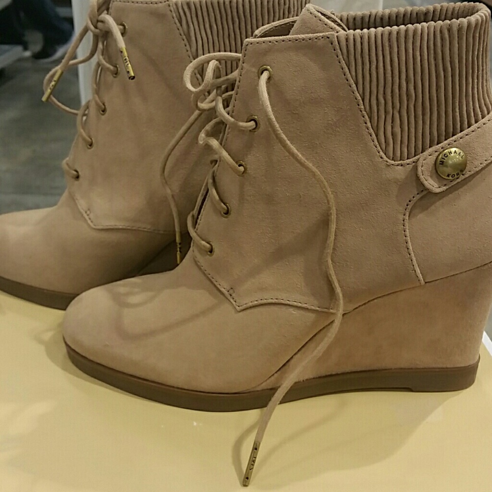 Michael kors Carrigan wedge Suede Brand New