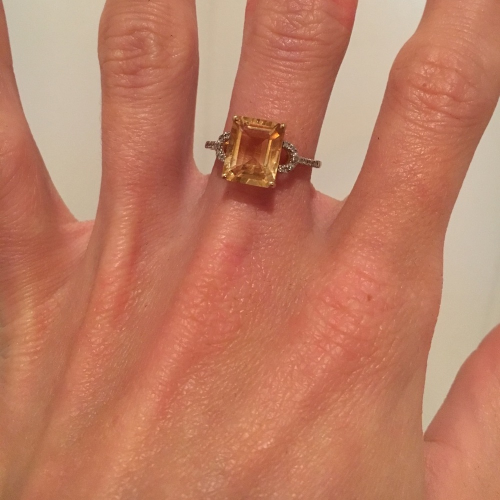 Citrine and yellow gold ring