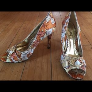 VINTAGE 1970's flower power pumps!