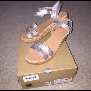 BRAND NEW J I Heart Joblyn Crackle Ugg Sandals