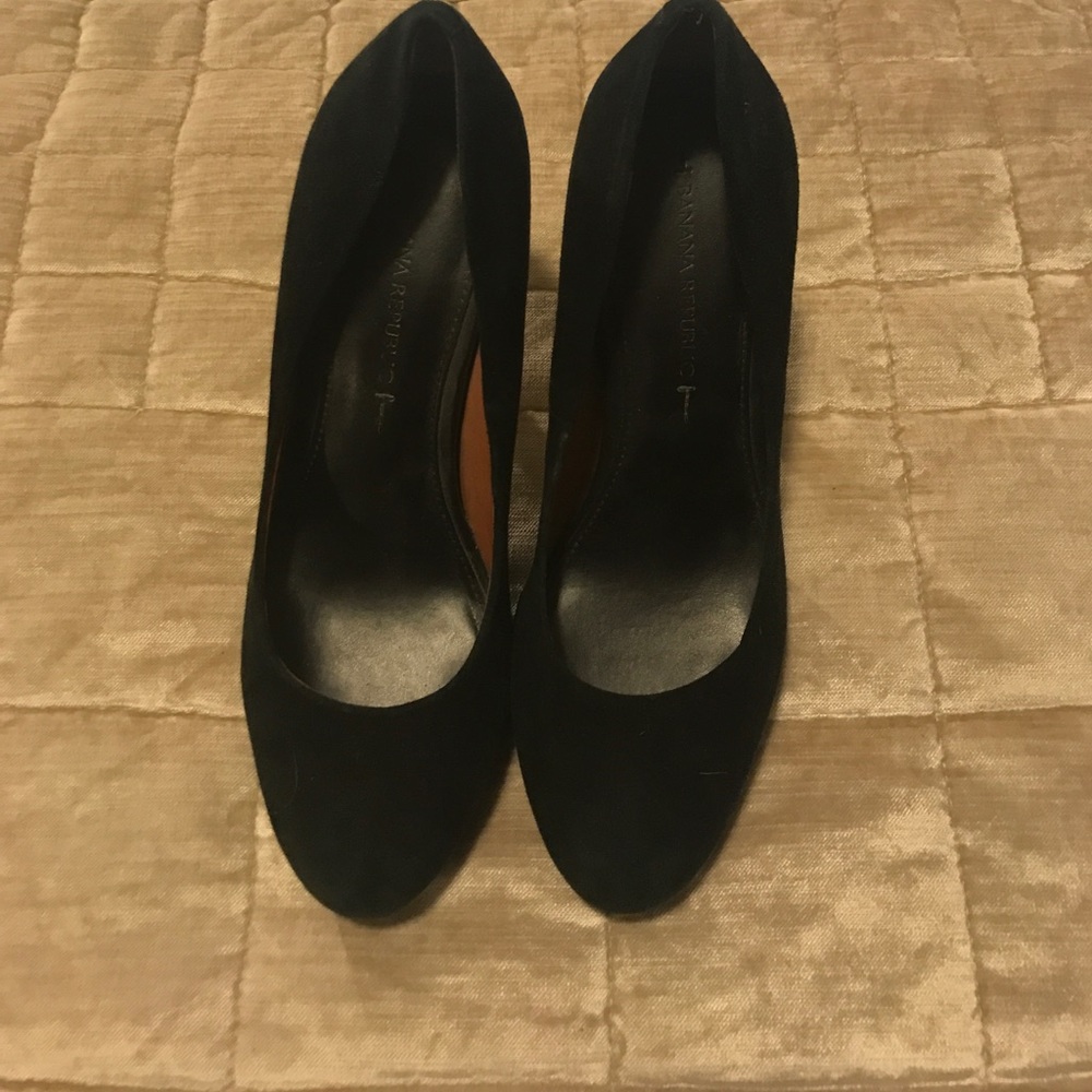 SOLD- B.Republic Pumps size 7