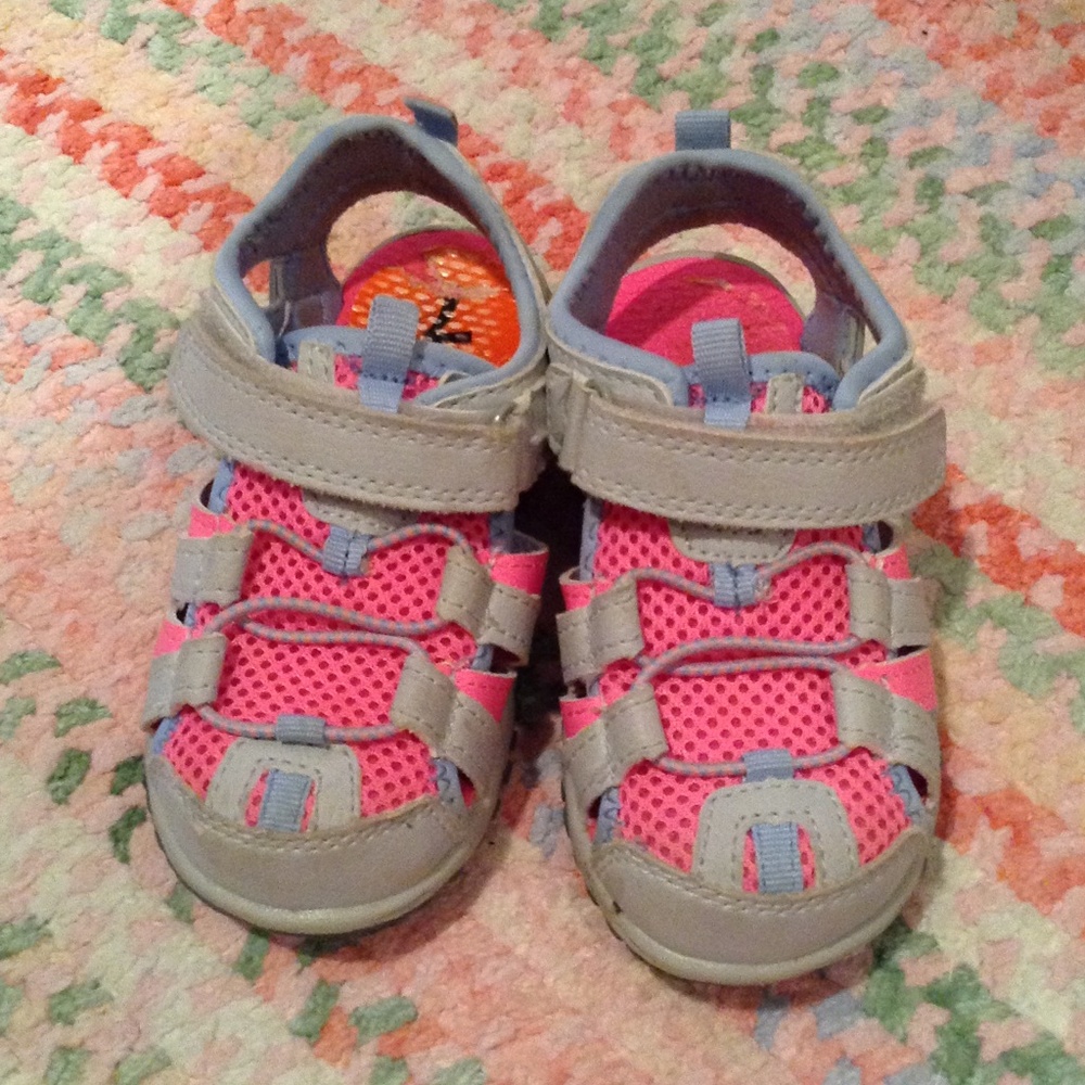EUC Carter's closed toe sandal shoes