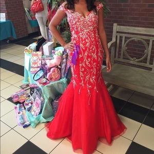 RED MERMAID PROM DRESS!! WILL NEGOTIATE PRICE!!!❤❤