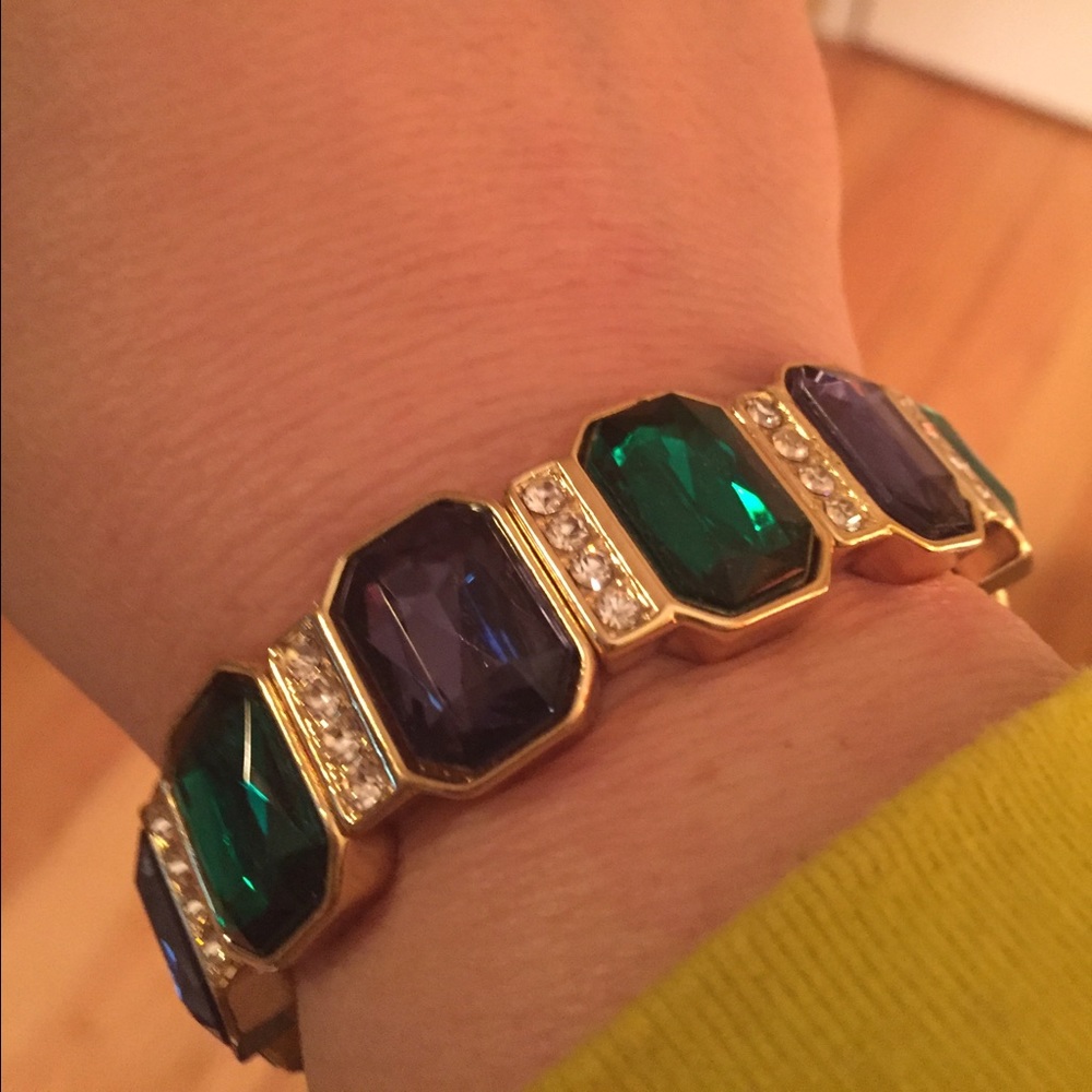 Stretchable bracelet with sapphire/emerald jewels