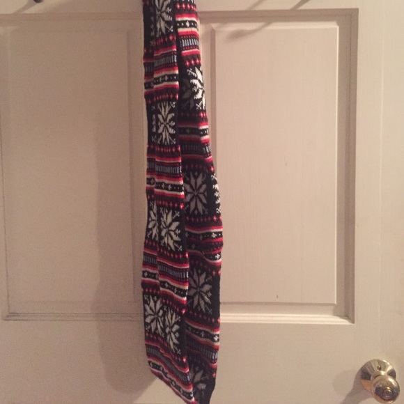 Warm snowflake infinity scarf - Picture 3 of 3
