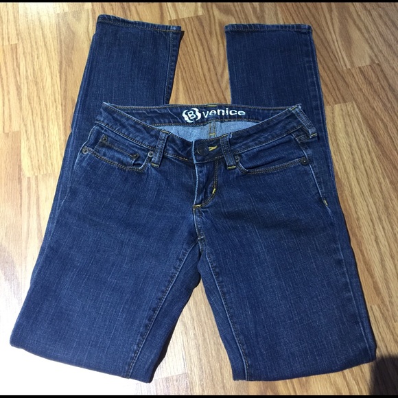 SALE!!! Like new bullhead skinny jeans - Picture 1 of 3