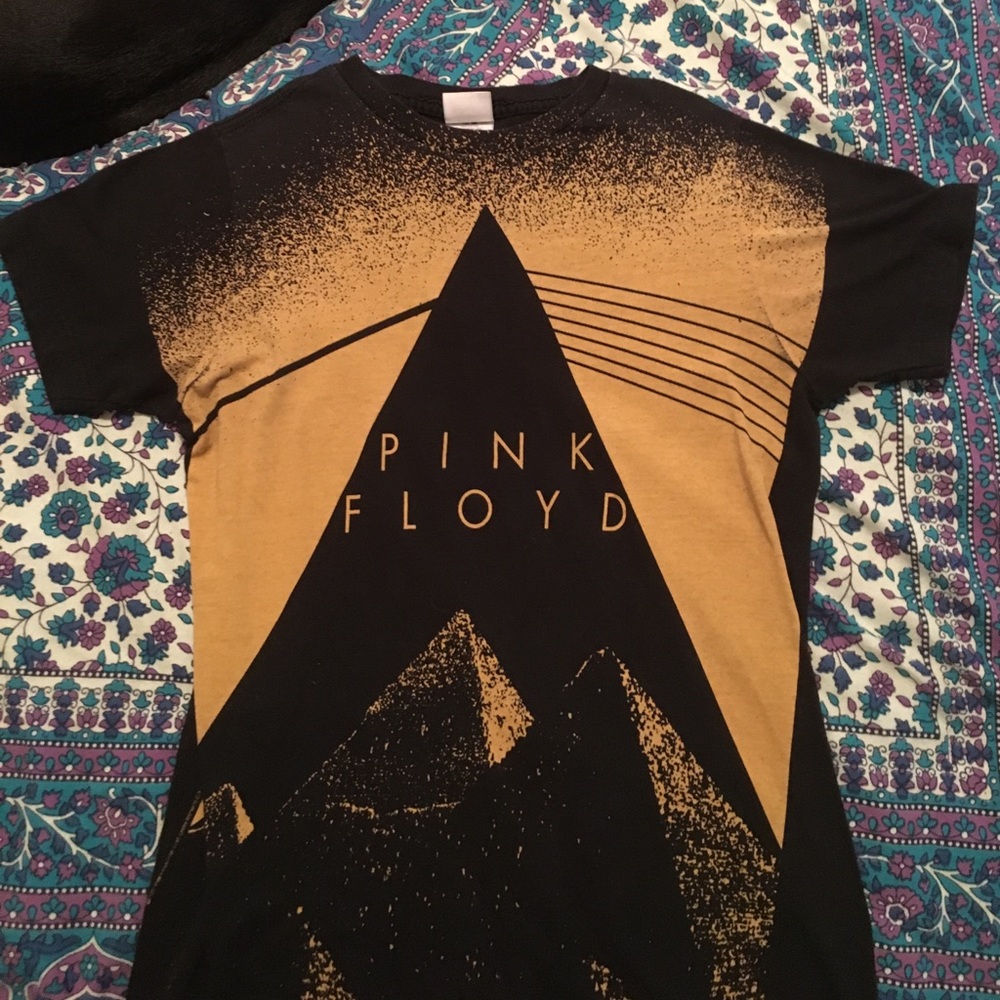 Pink Floyd tee unique- like new