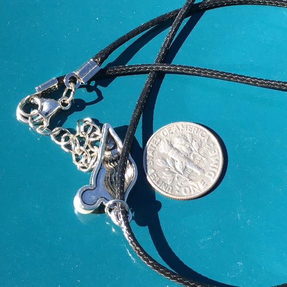 Shell 🐚 and faux pearl on neck cord - Picture 2 of 3