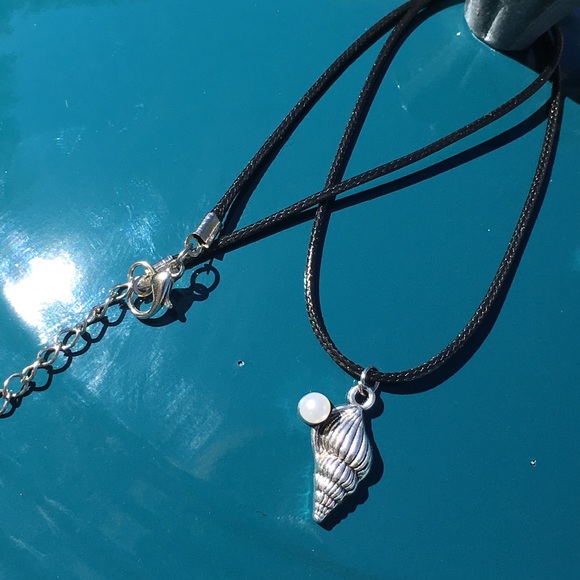 Shell 🐚 and faux pearl on neck cord - Picture 3 of 3