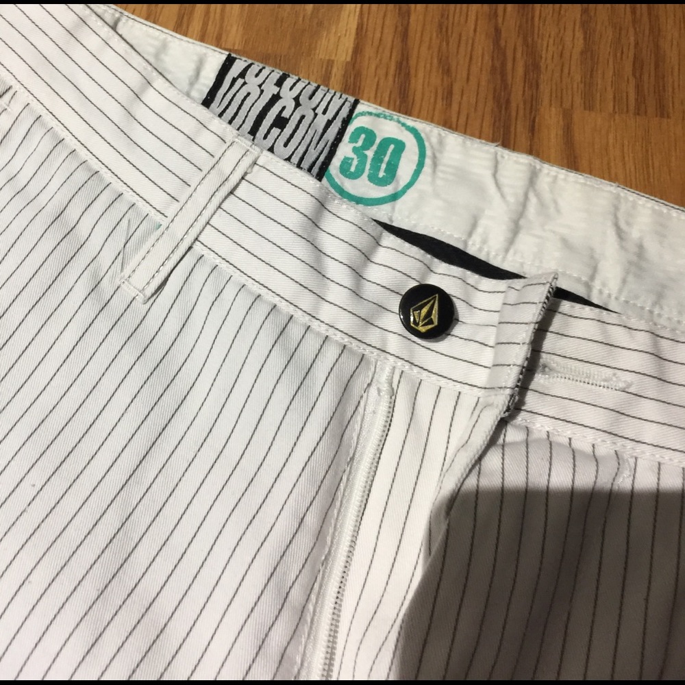 Volcom shorts - Picture 2 of 3