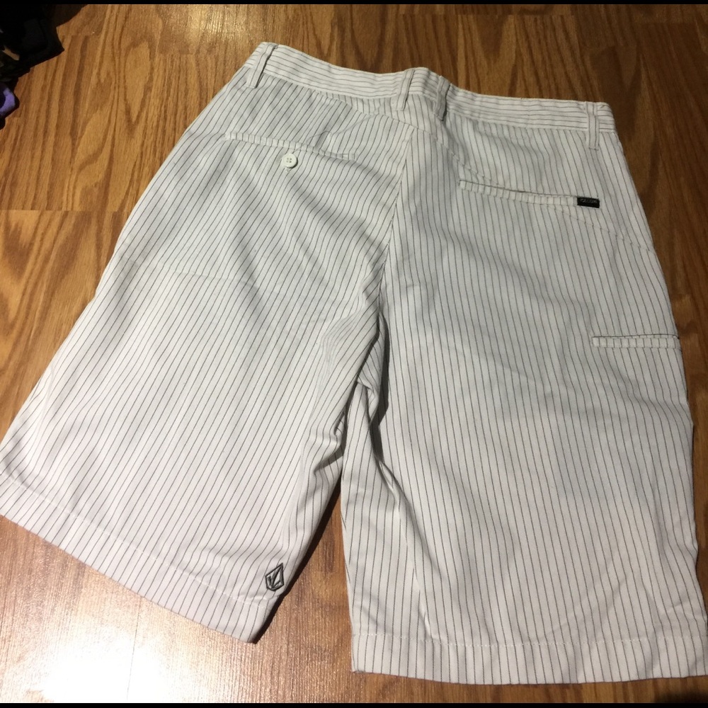 Volcom shorts - Picture 3 of 3