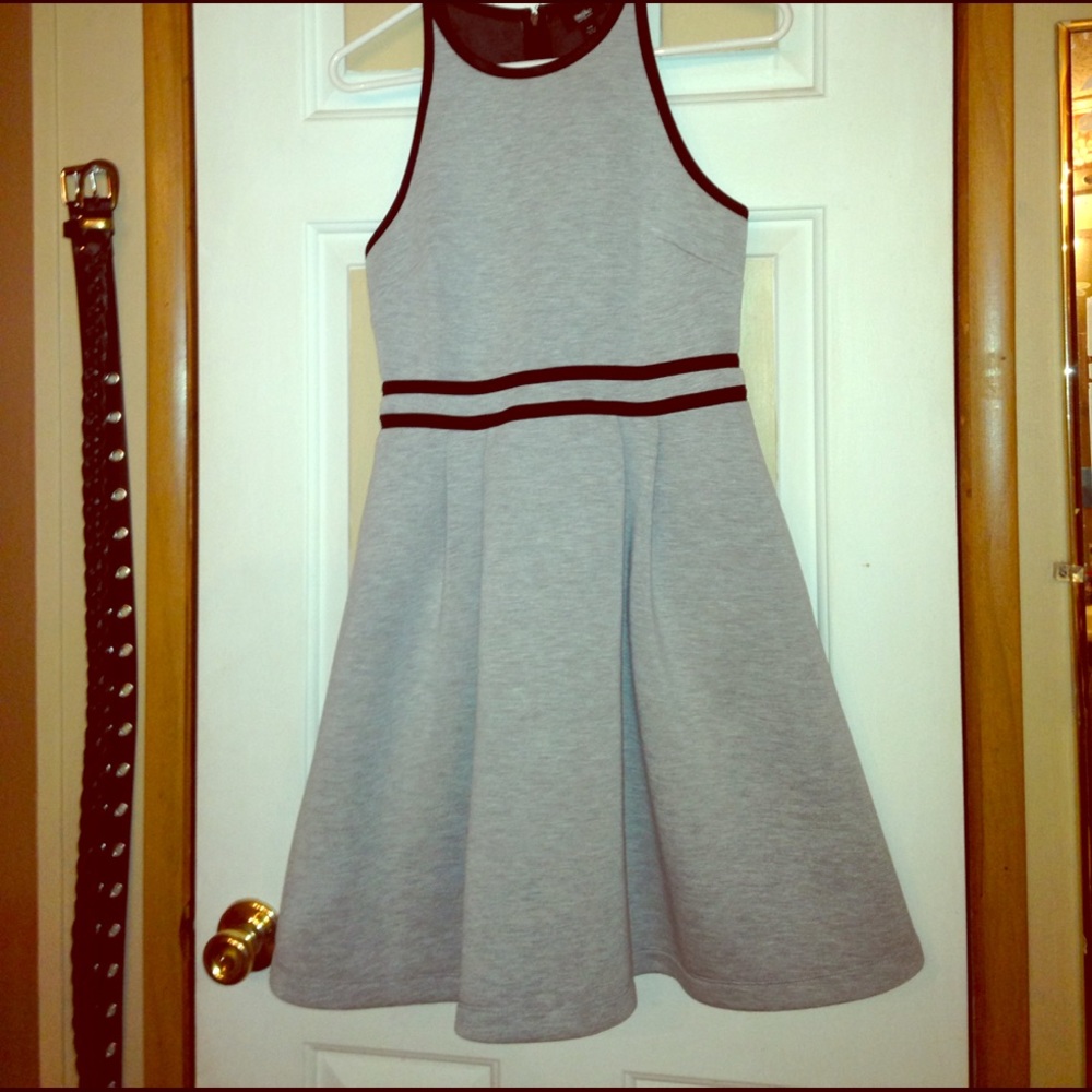 Grey mid thigh-dress with black lining