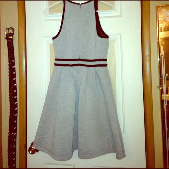 Grey mid thigh-dress with black lining - Picture 2 of 2