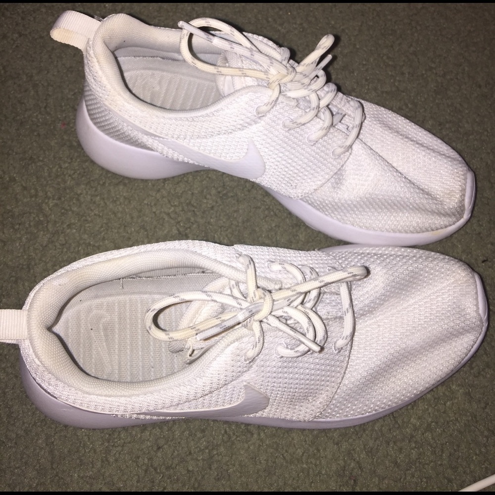 White Nike Roshe Run 💖