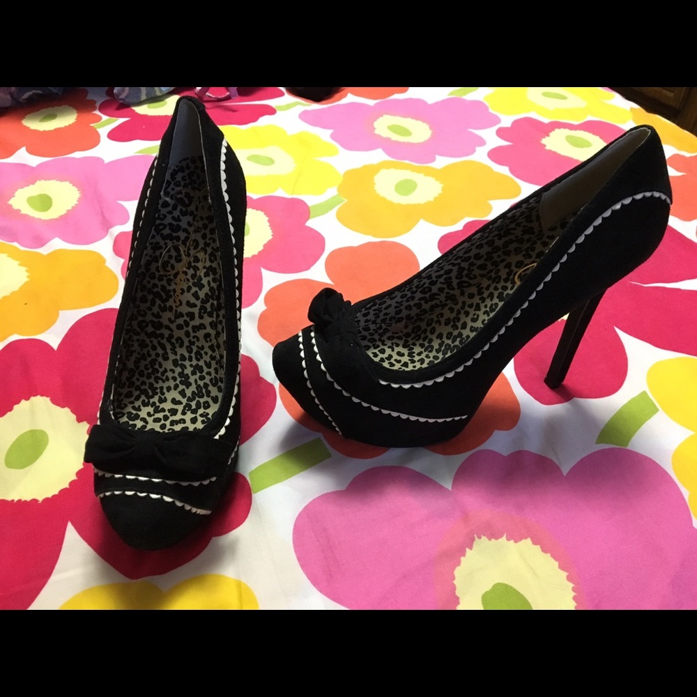 Size 8 Black Jessica Simpson heels (~5.5 inches)