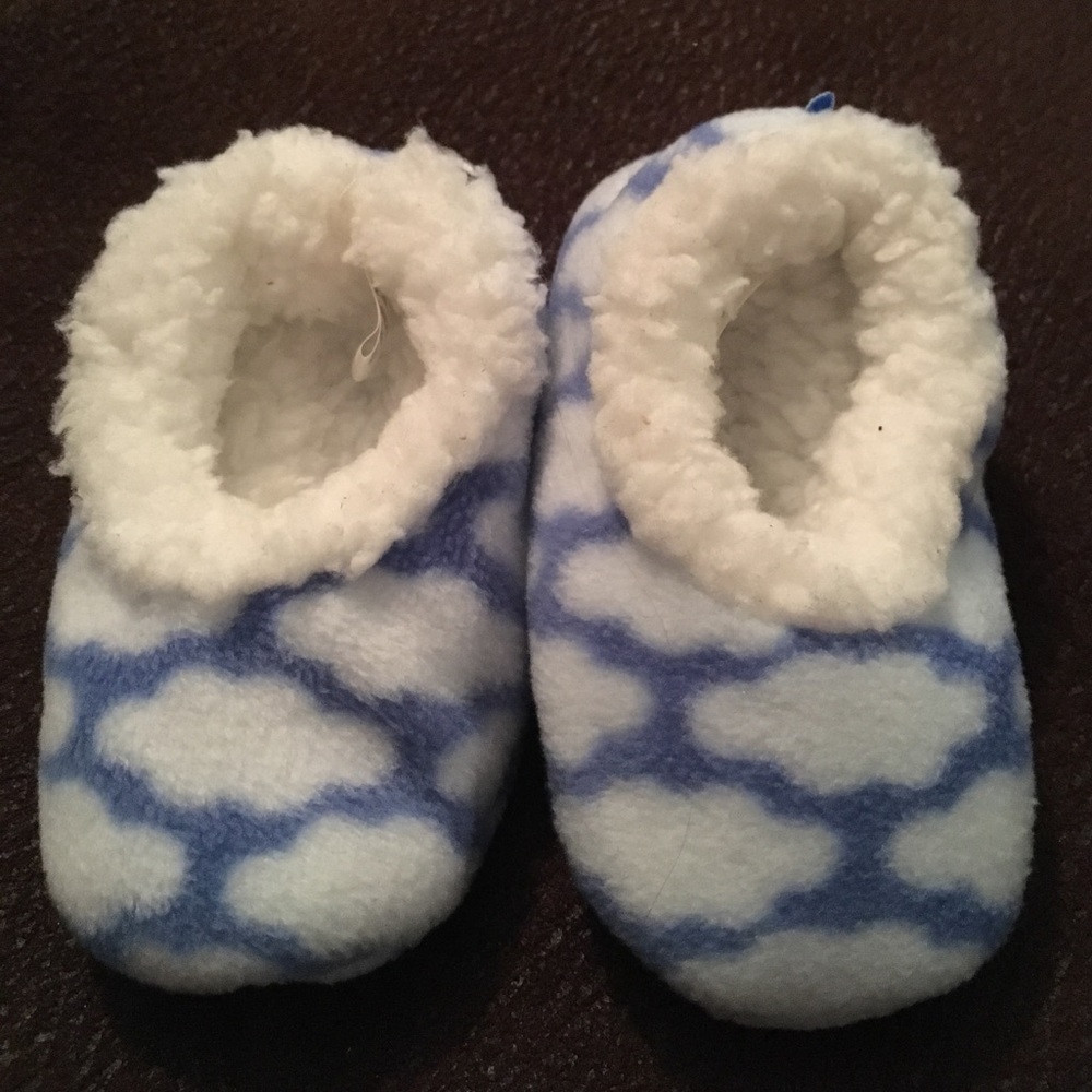 FREE WITH BABY BUNDLE : BABY SLIPPERS