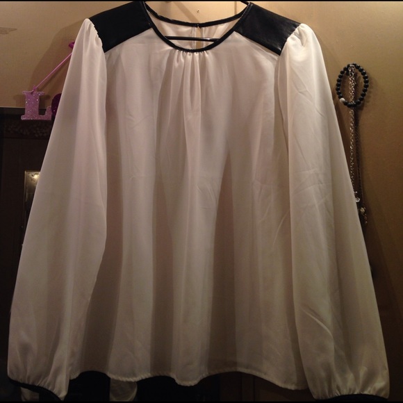 White blouse with faux leather shoulders - Picture 1 of 2