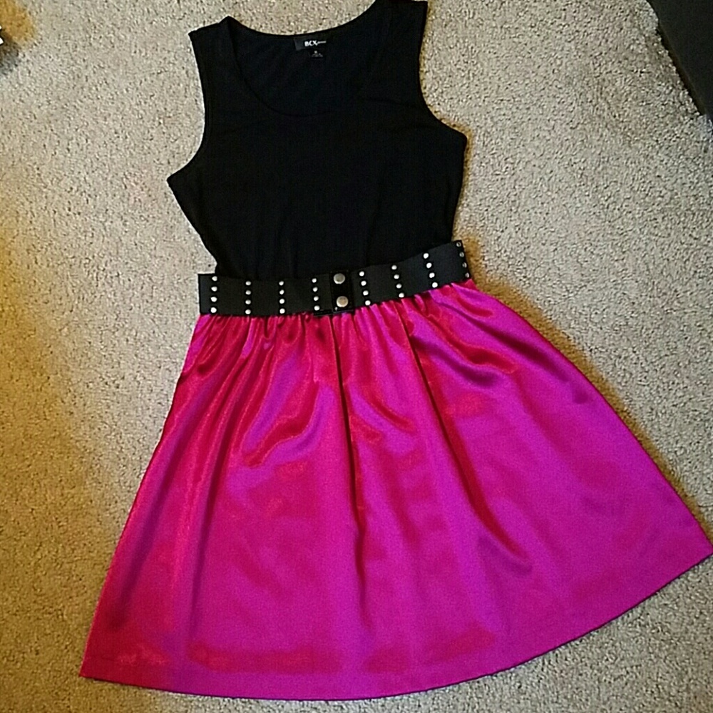 Fusha and black dress with belt