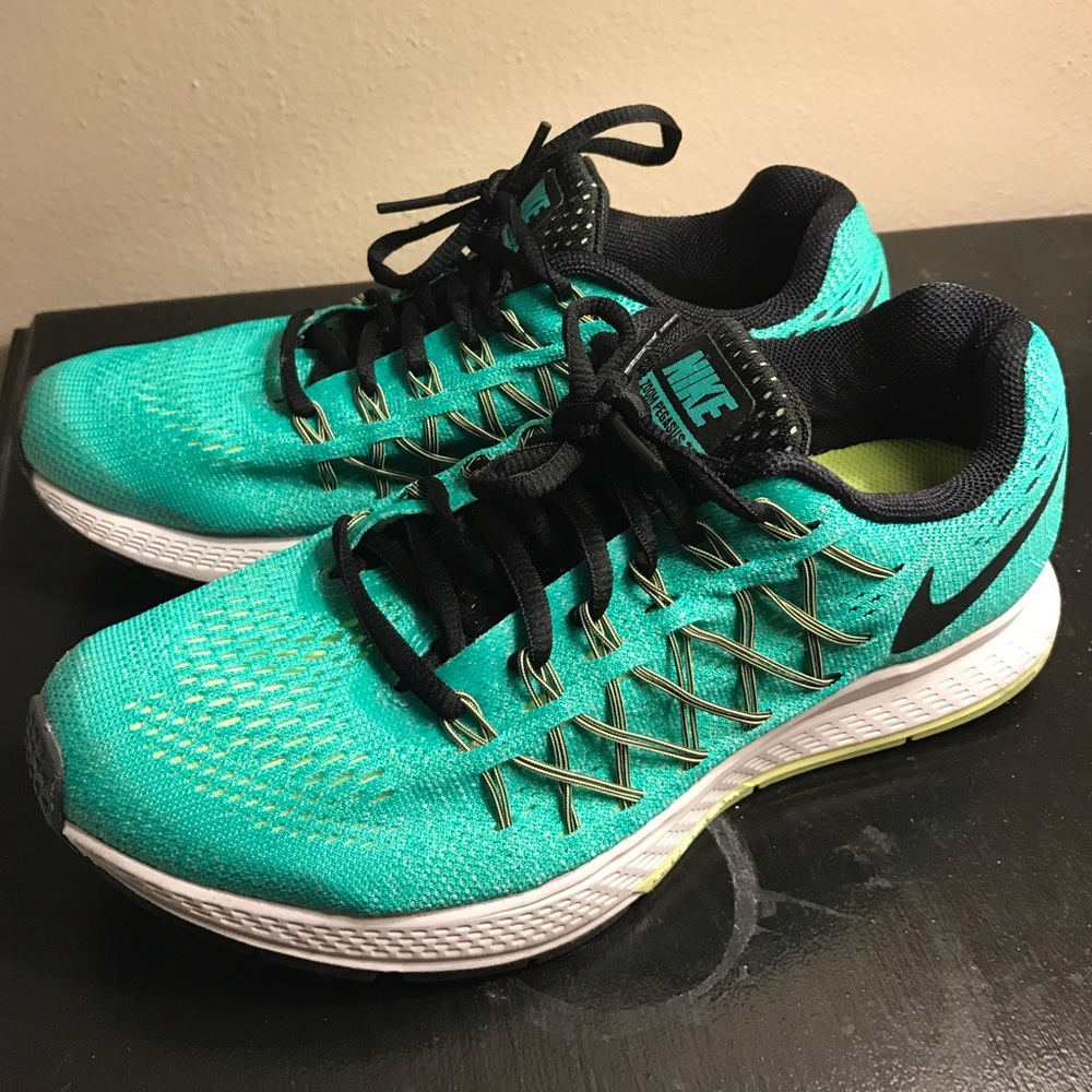 Women's Nike Zoom Pegasus 32 (Size 7)