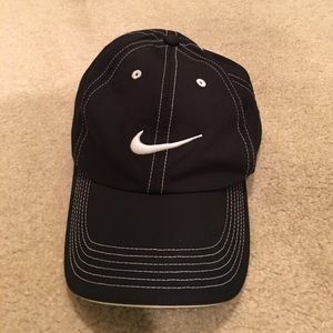 Black and white Nike golf hat
