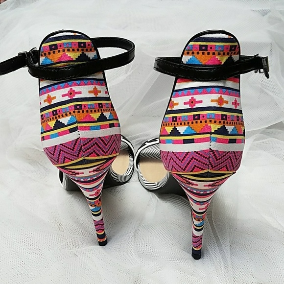 Chinese Laundry Lovely Holiday - Picture 3 of 5