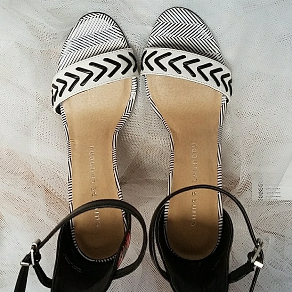 Chinese Laundry Lovely Holiday - Picture 4 of 5