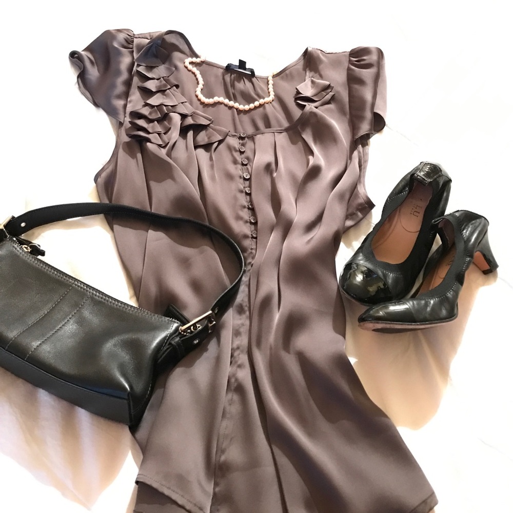 Reduced! Silky Gap flutter sleeve blouse!