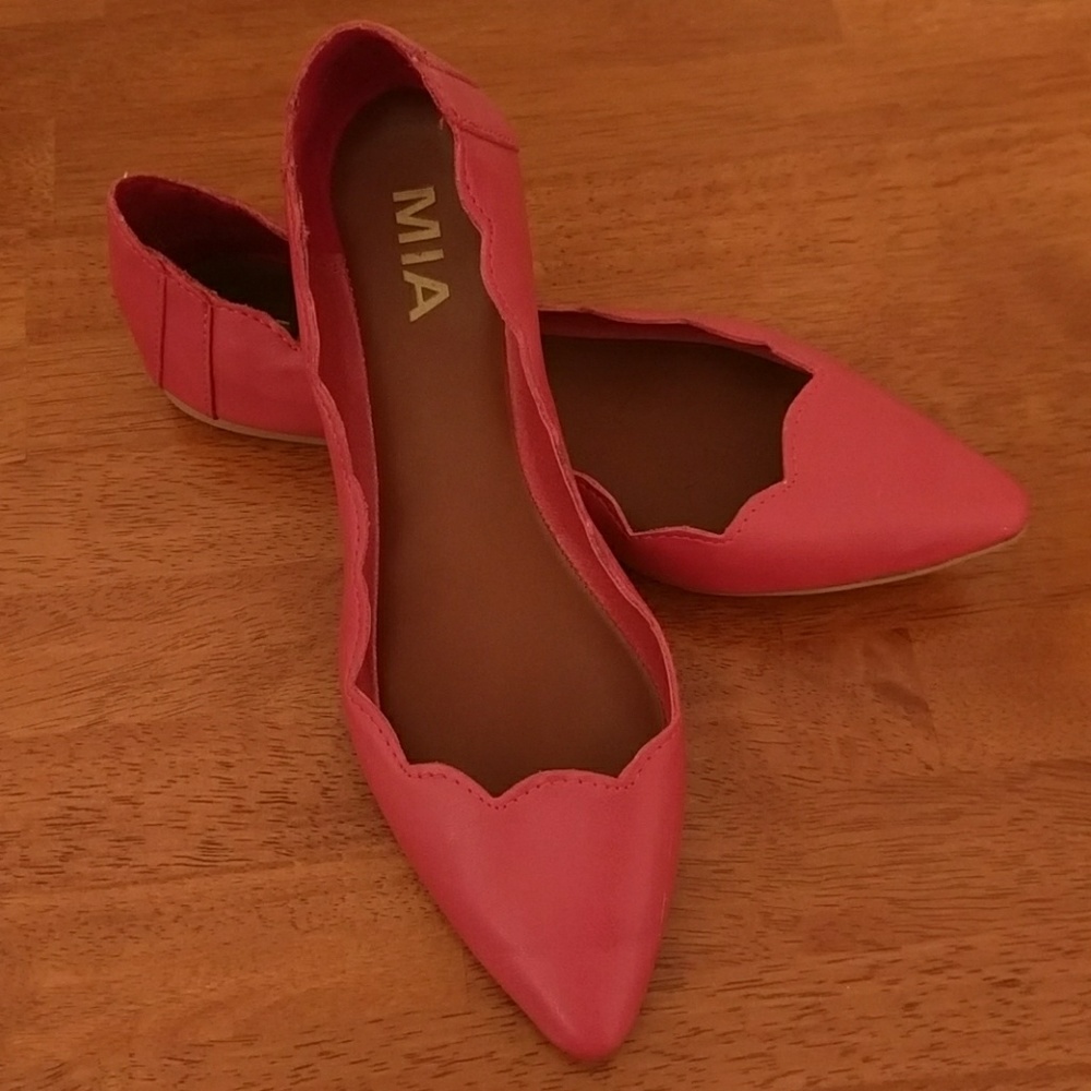 Mia Amari scalloped pointed toe flats