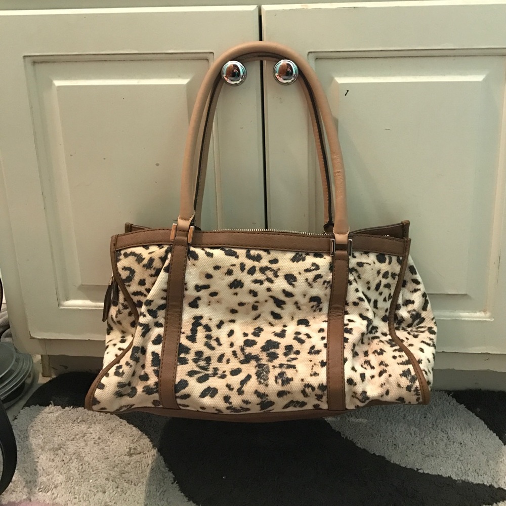 Authentic GUESS handbag - Picture 2 of 6