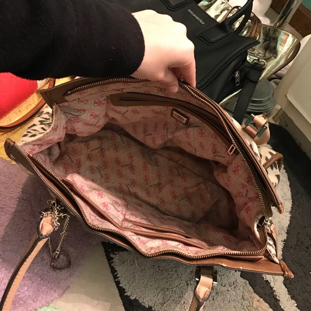 Authentic GUESS handbag - Picture 3 of 6