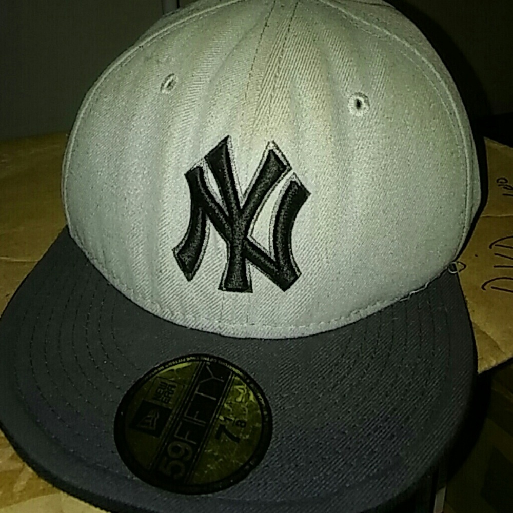 Mens fitted Yanker. baseball cap