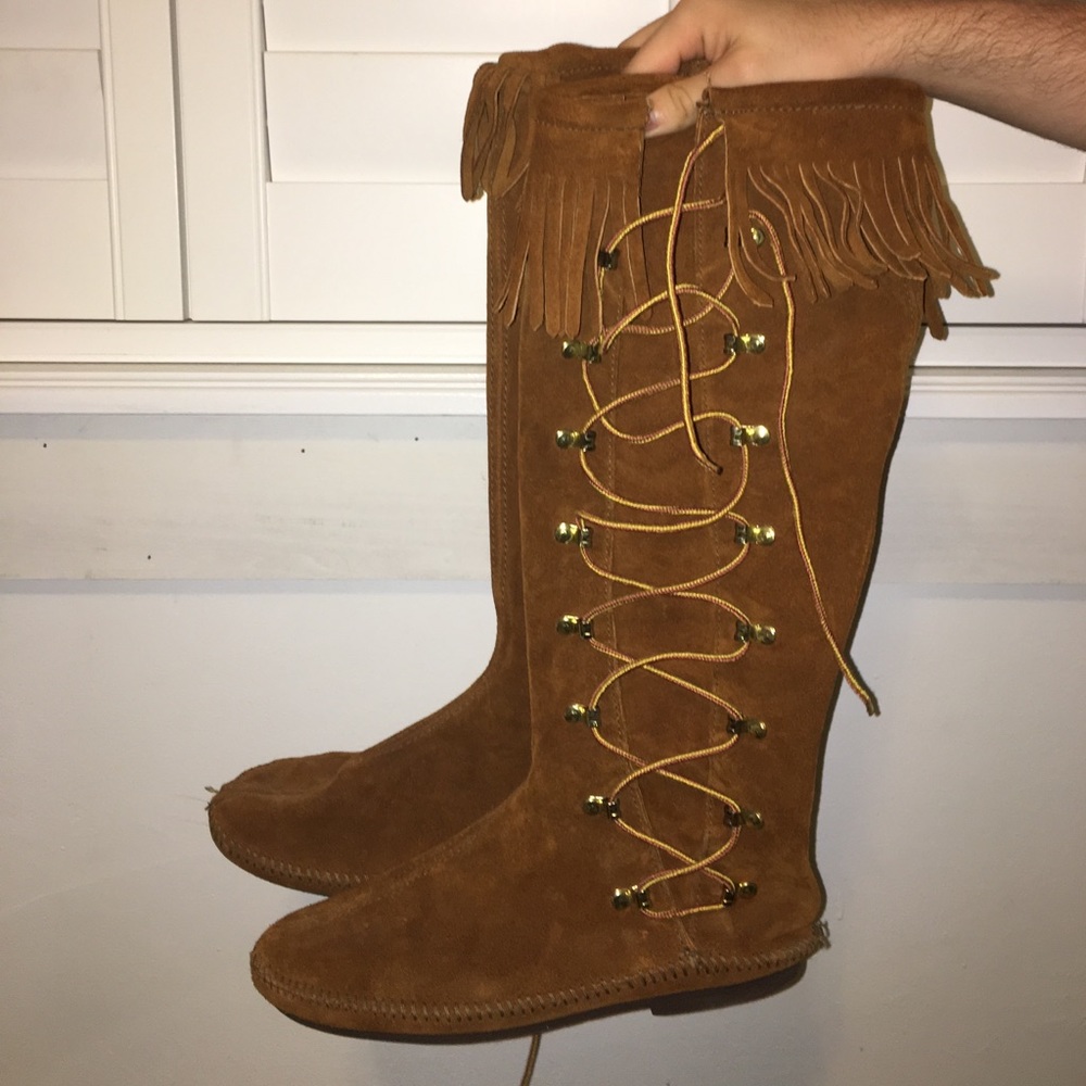 Minnetonka Brown Suede Moccasin Boot, Size 9