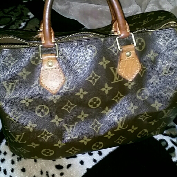 Louis Vuitton Handbags - LV purse 100 % authenquic