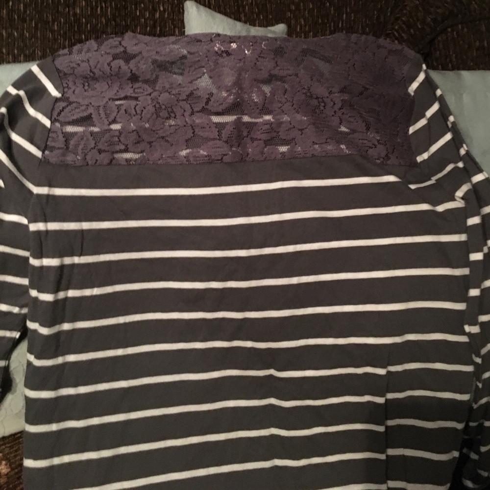 Delicate Shirt 👚 - Picture 3 of 3