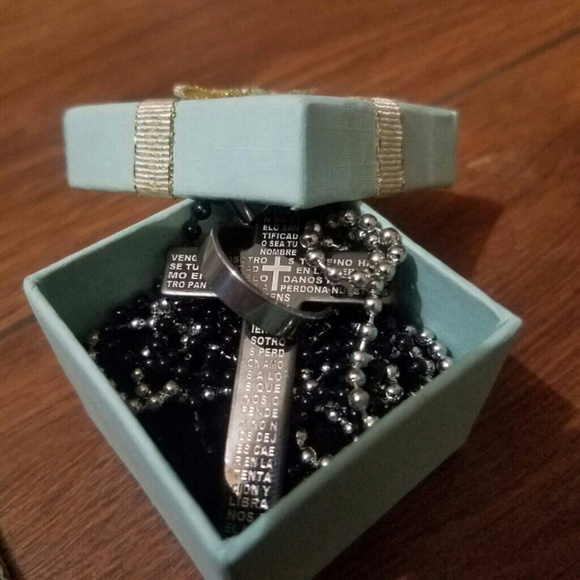 NICE CROSS PENDANT AND CHAIN - Picture 1 of 2