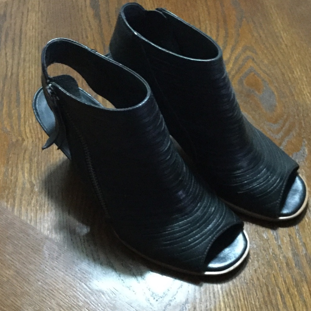 Paul Green 'Cayanne' Black Leather Peep Toe Sandal