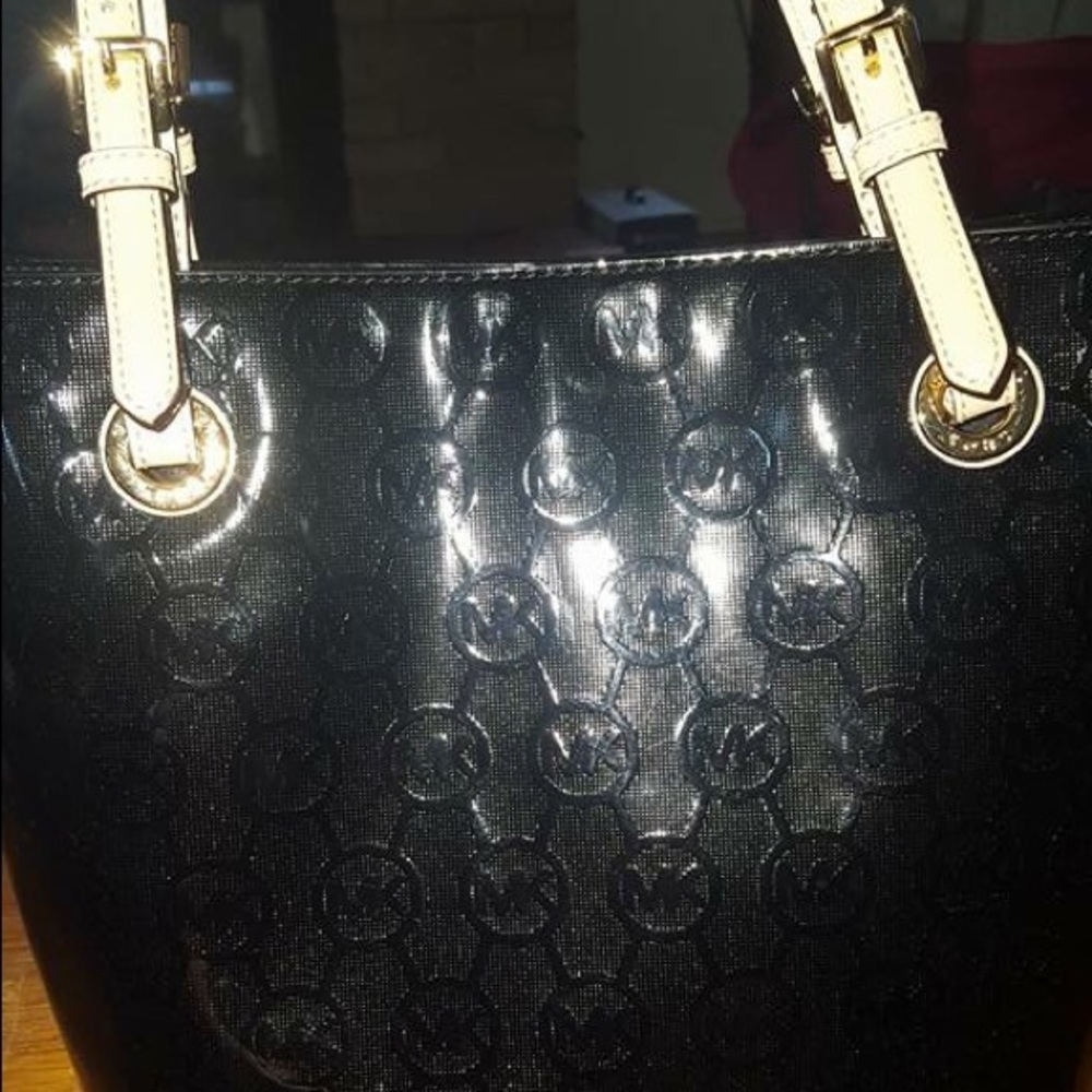 Black MK tote purse.