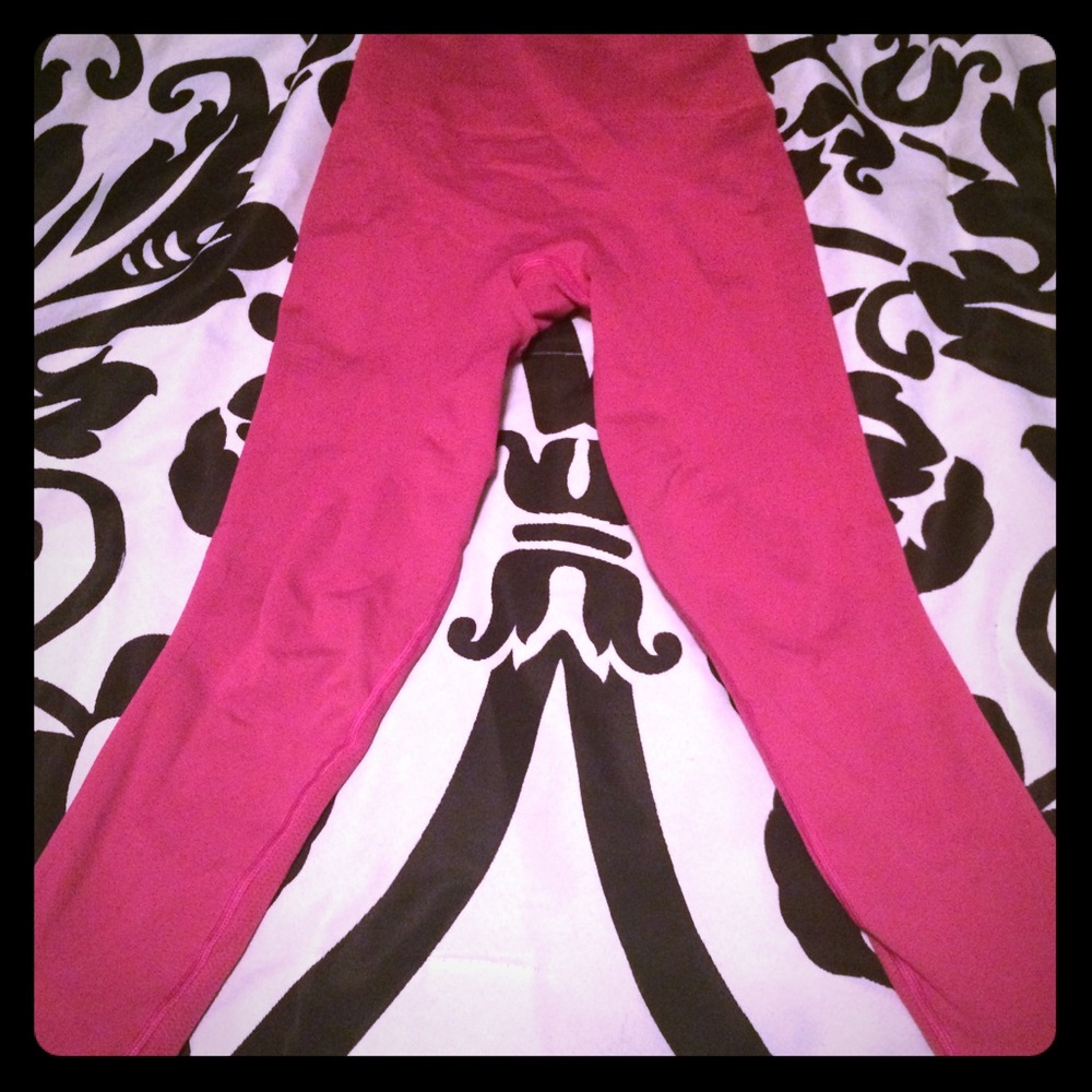 Lululemon fuchsia crop pants