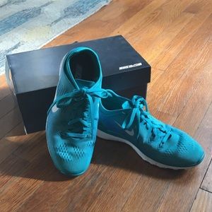 Sz 6 Teal Nike Running Sneakers