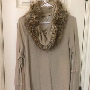 Cute sweater top! Fur detachable