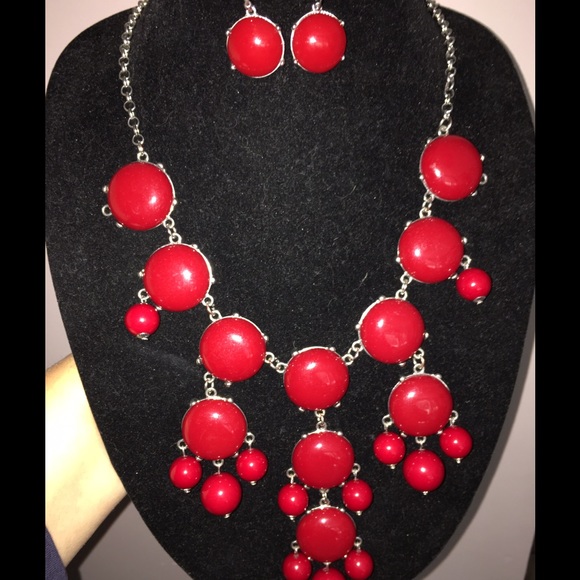 Gorgeous Bib statement necklace and earrings set - Picture 2 of 4