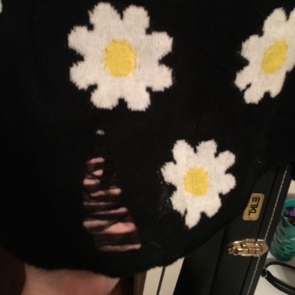 ❌Selling elsewhere❌ Cropped daisy print sweater - Picture 2 of 5